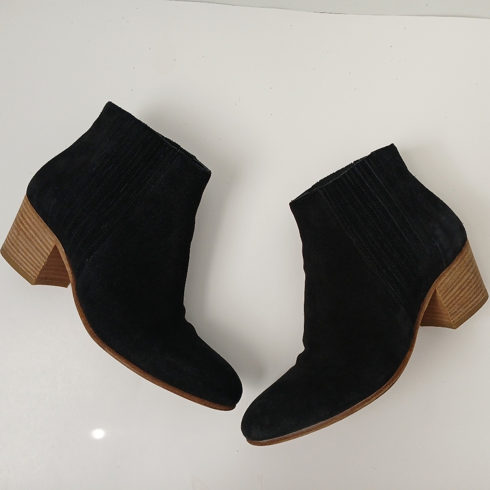Vince Haider Black Suede Ankle Boots Womens Size 7 Block Heel Almond Toe.